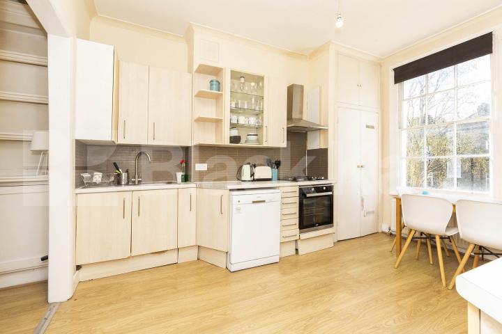 4 bedroom 2 bathroom maisonette with private garden Northchurch Road, Islington